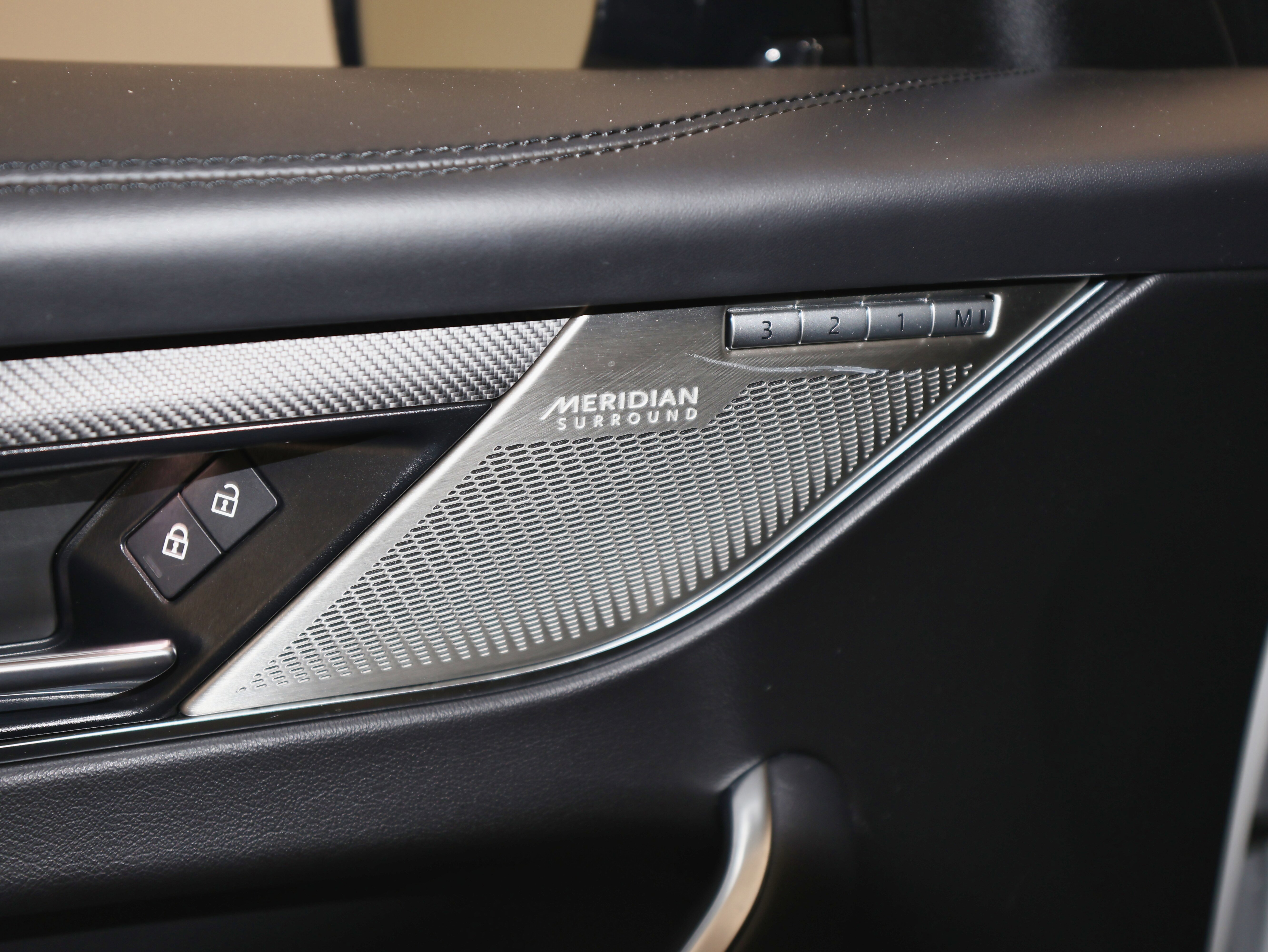 Used 2021 Jaguar F-PACE SVR image 18