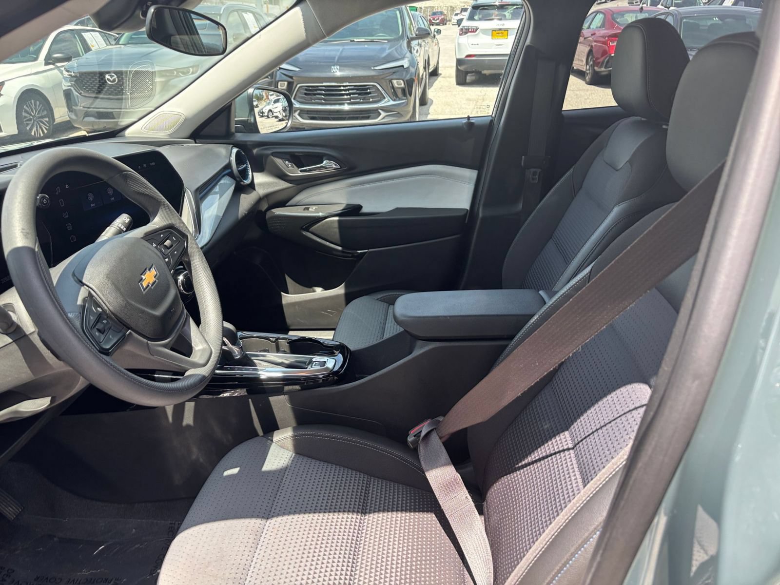 Used 2025 Chevrolet Trax LT FWD image 22