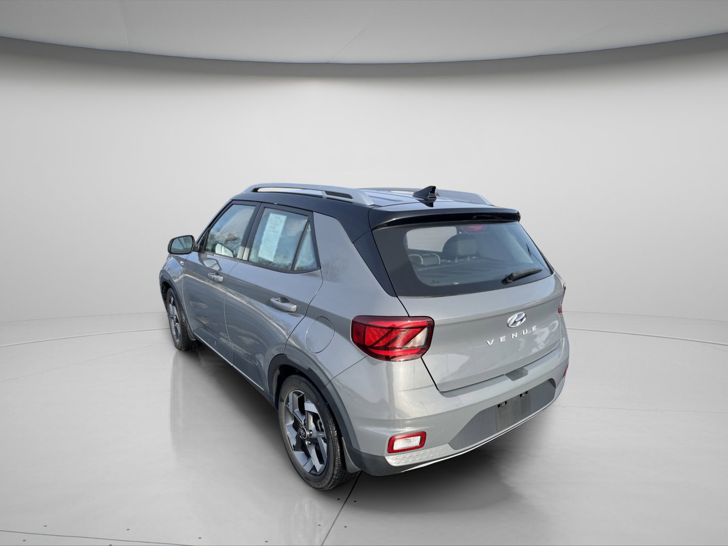 Used 2022 Hyundai Venue Limited FWD image 5