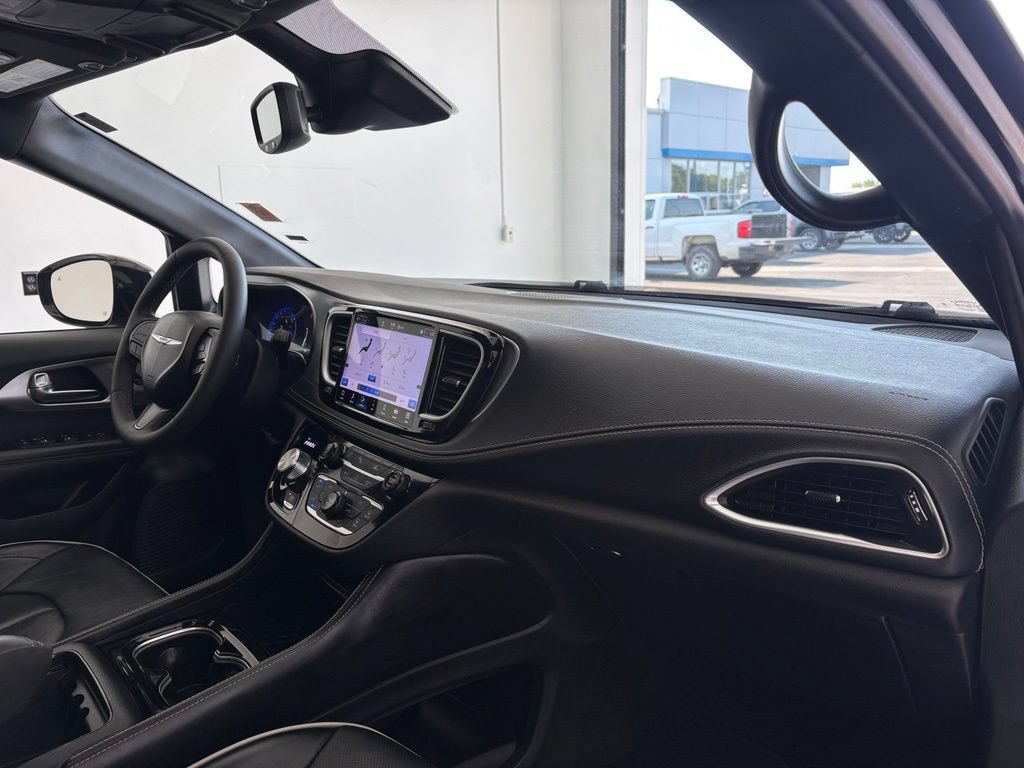 Used 2025 Chrysler Pacifica Limited FWD image 45