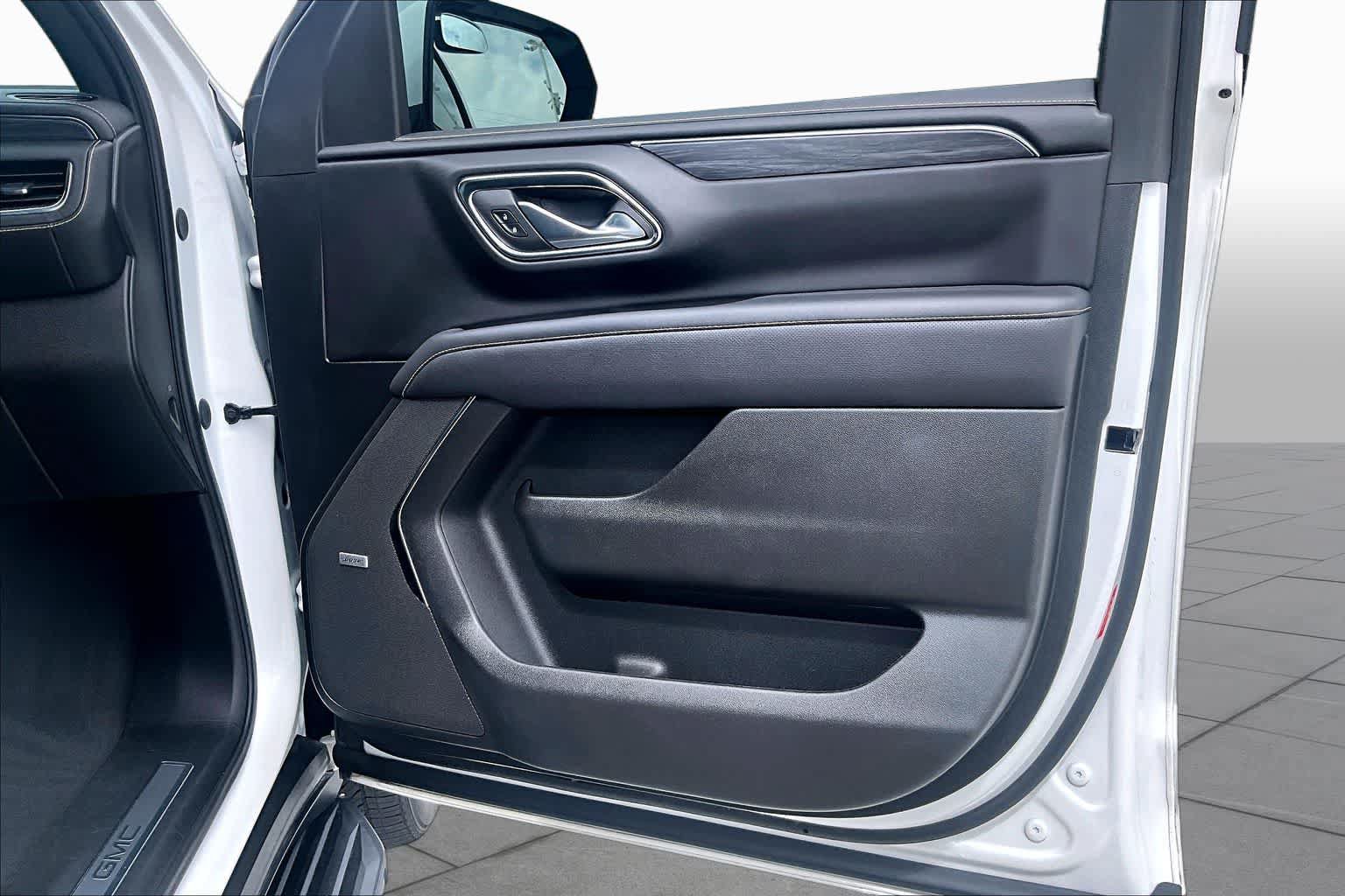 Used 2024 GMC Yukon SLT w/ SLT Luxury Package RWD image 20