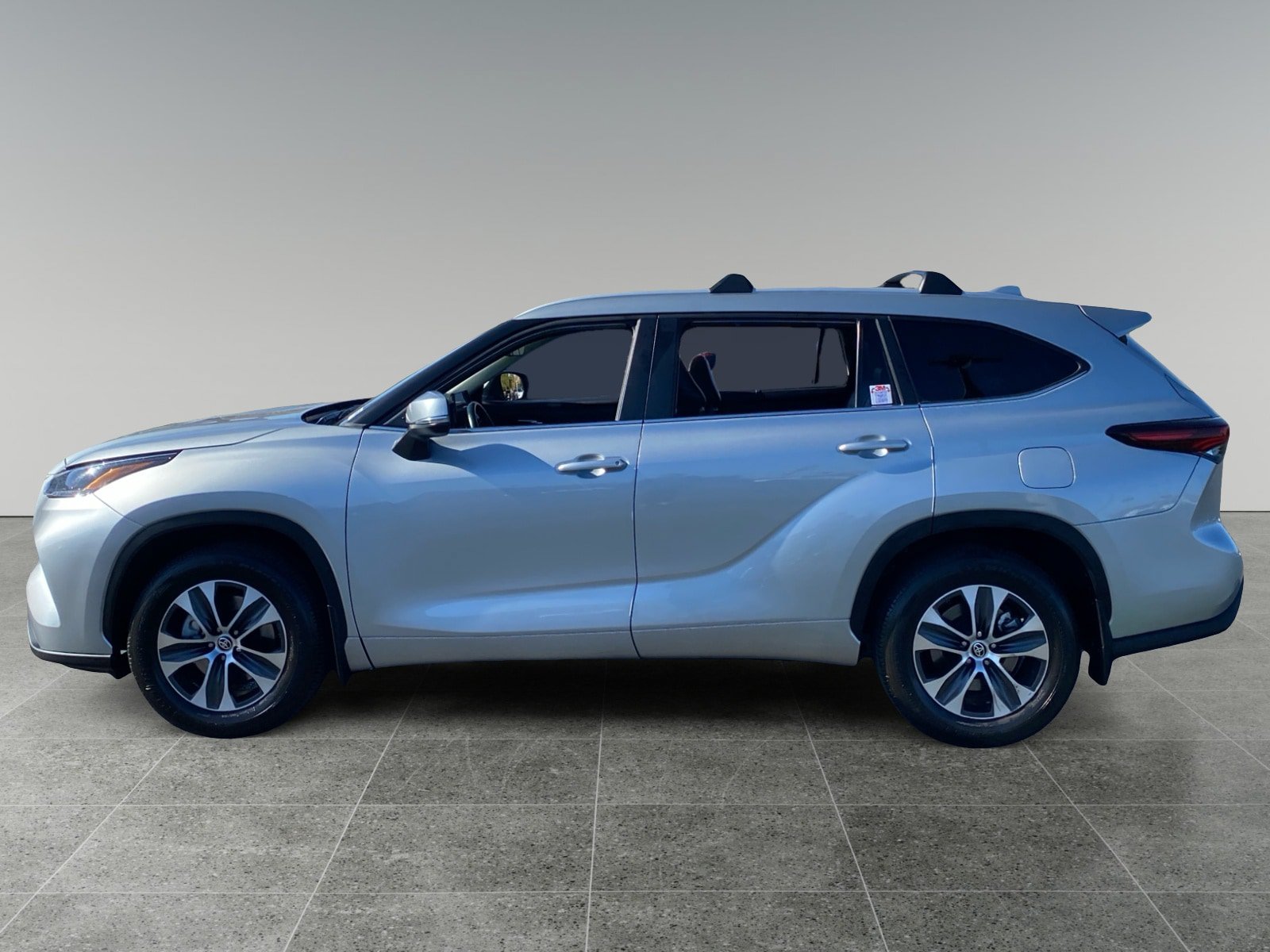 Used 2024 Toyota Highlander XLE FWD image 2