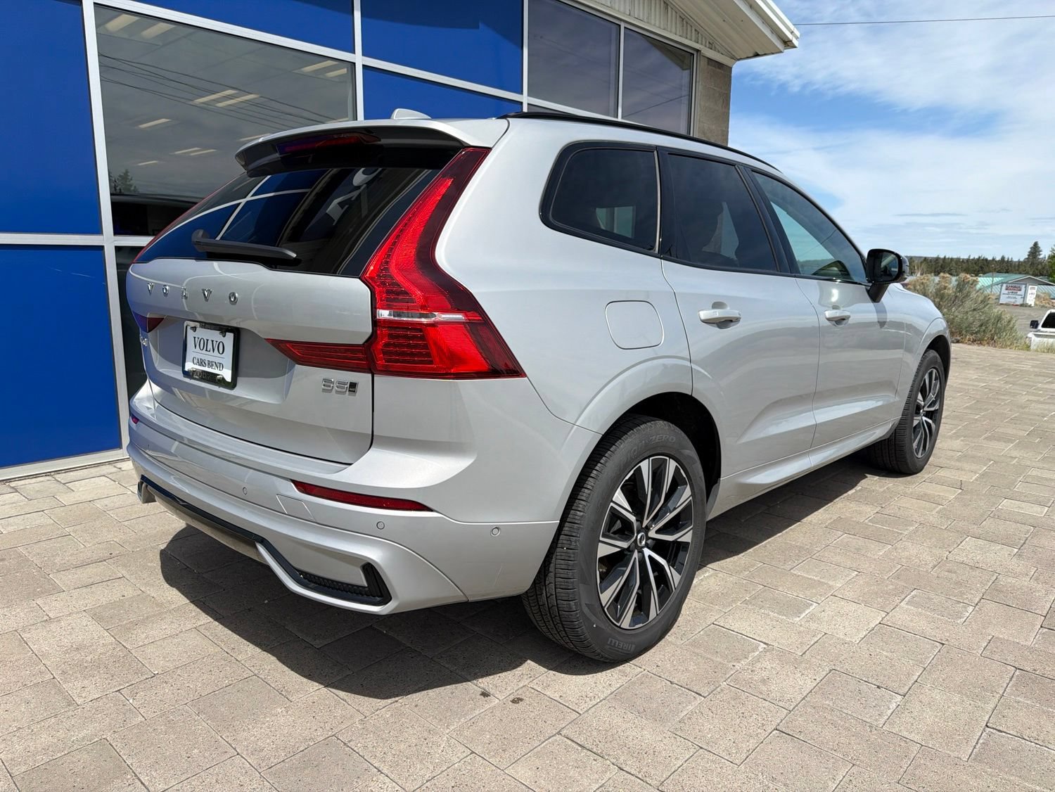 Used 2025 Volvo XC60 B5 Plus AWD/4WD image 7
