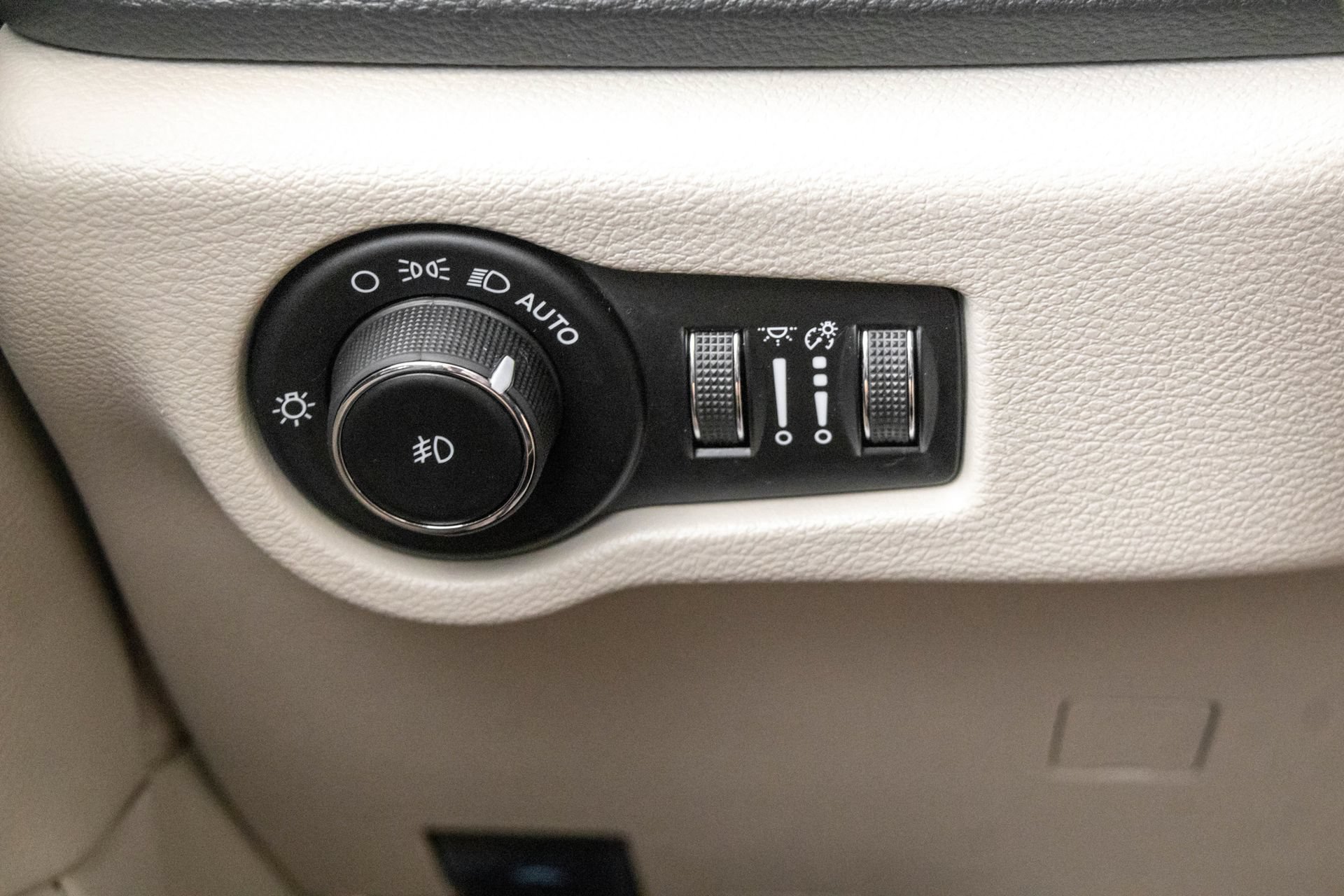 Used 2023 Chrysler Pacifica Limited FWD image 18