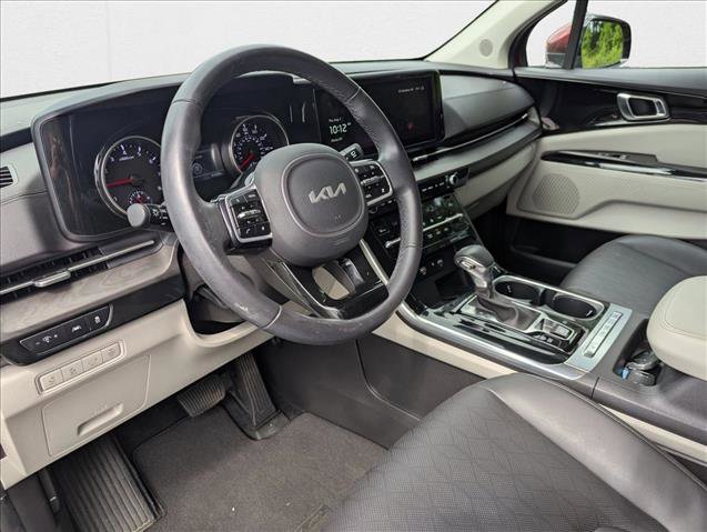 Used 2024 Kia Carnival EX image 9