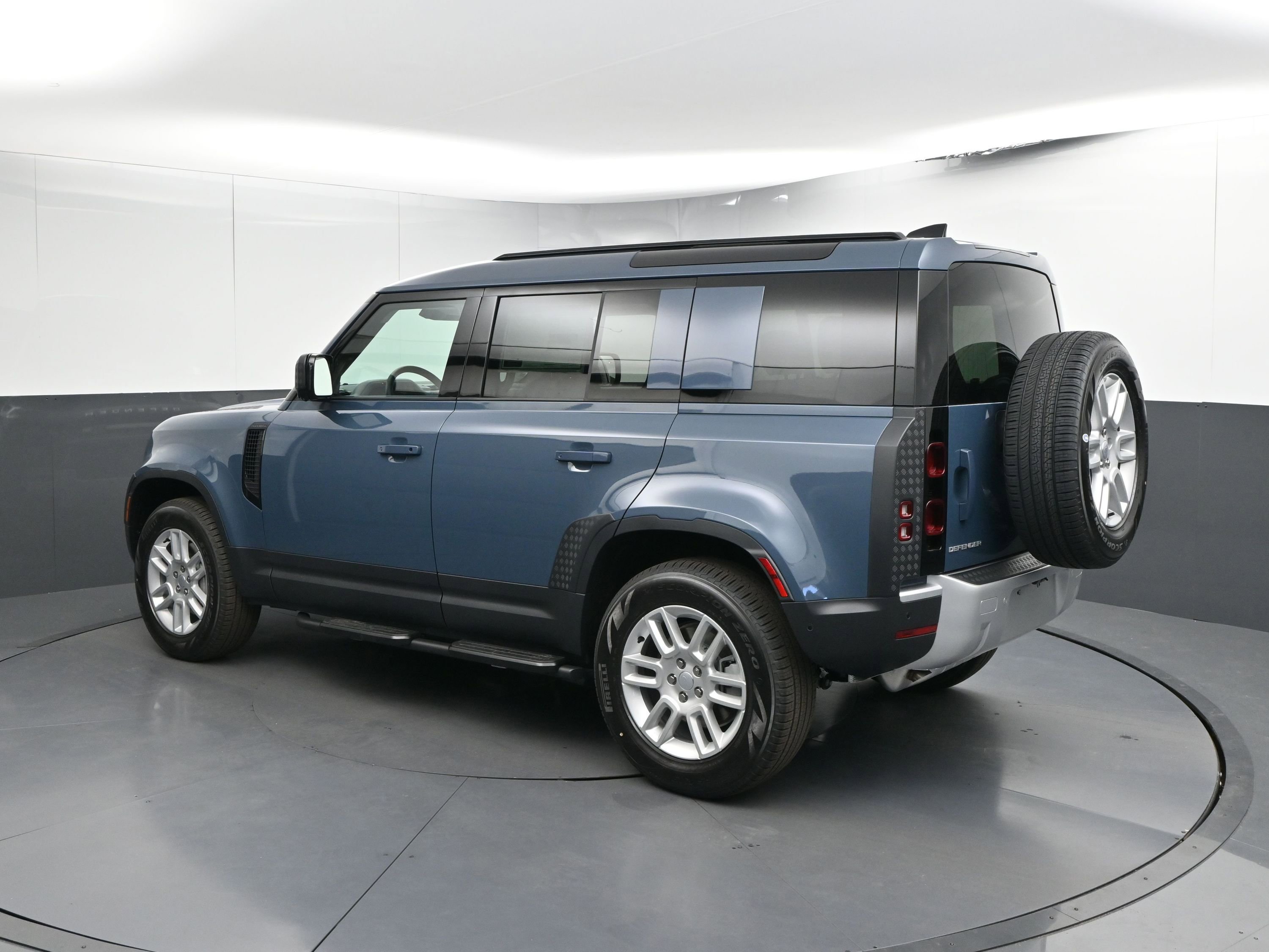 Used 2025 Land Rover Defender 110 S image 3