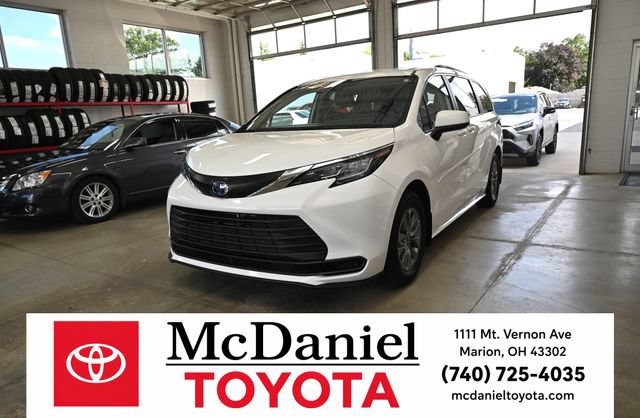 Used 2023 Toyota Sienna LE AWD/4WD image 1