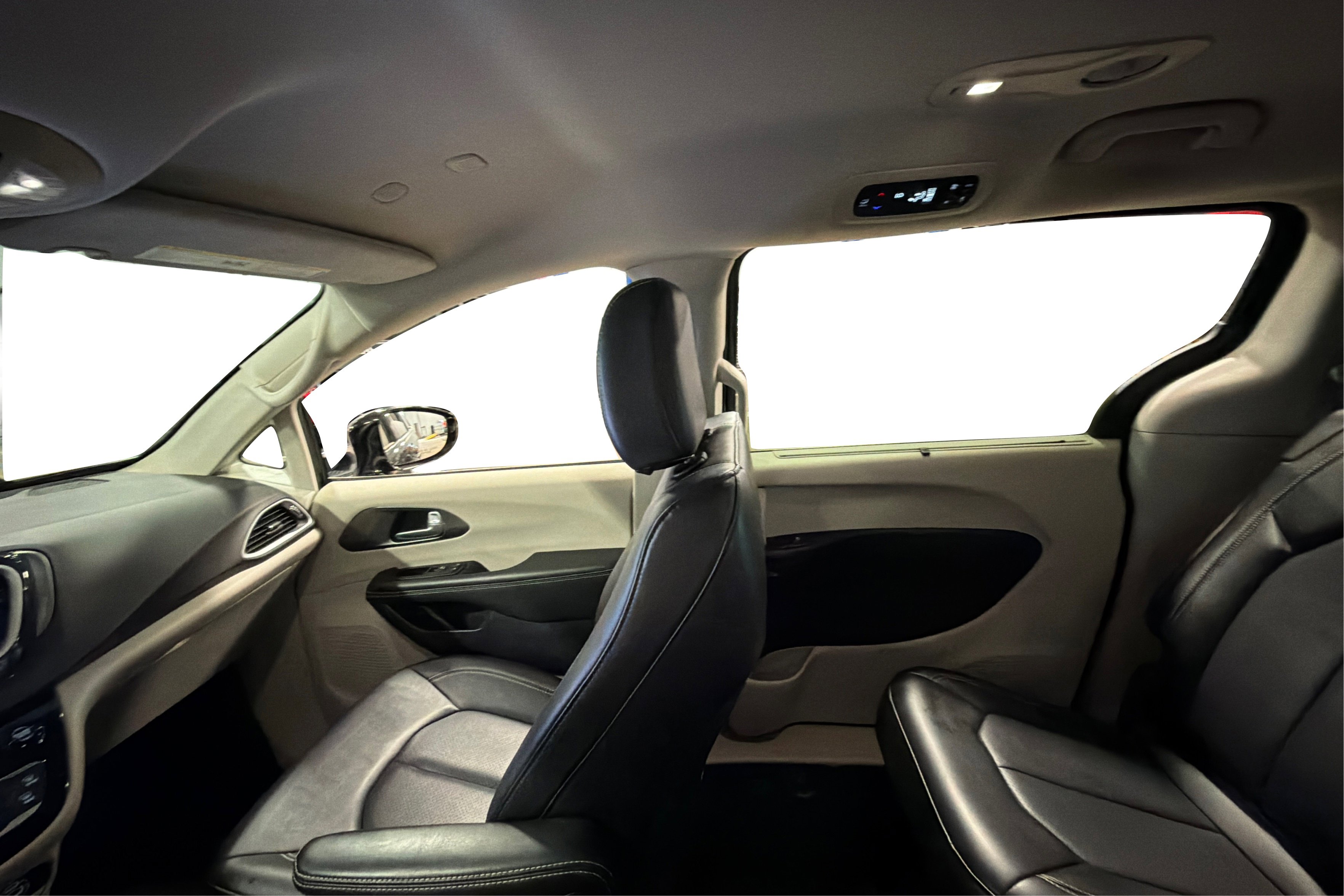 Used 2024 Chrysler Pacifica Touring-L FWD image 41