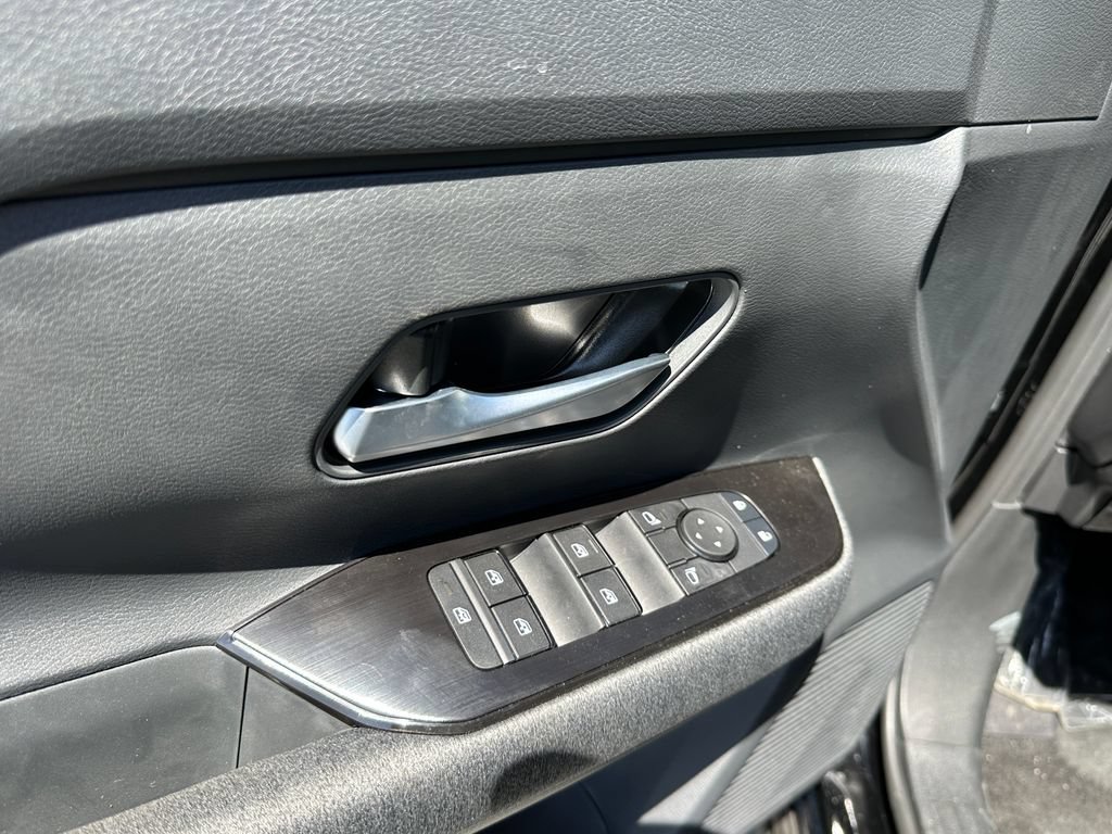 New 2026 Nissan Kicks SV w/ Charging Package FWD image 18