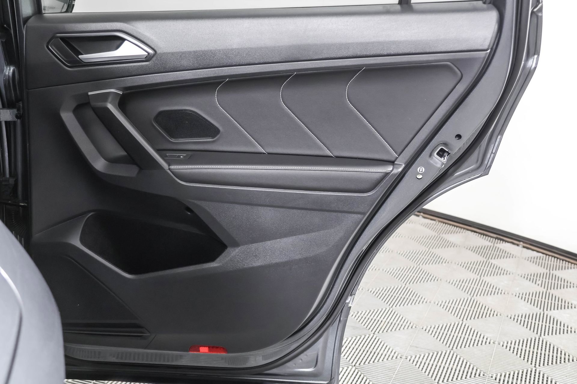 Used 2024 Volkswagen Tiguan SEL R-Line image 45