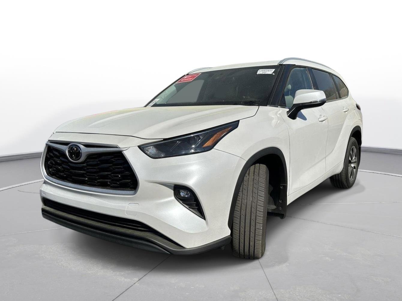 Used 2024 Toyota Highlander XLE image 2