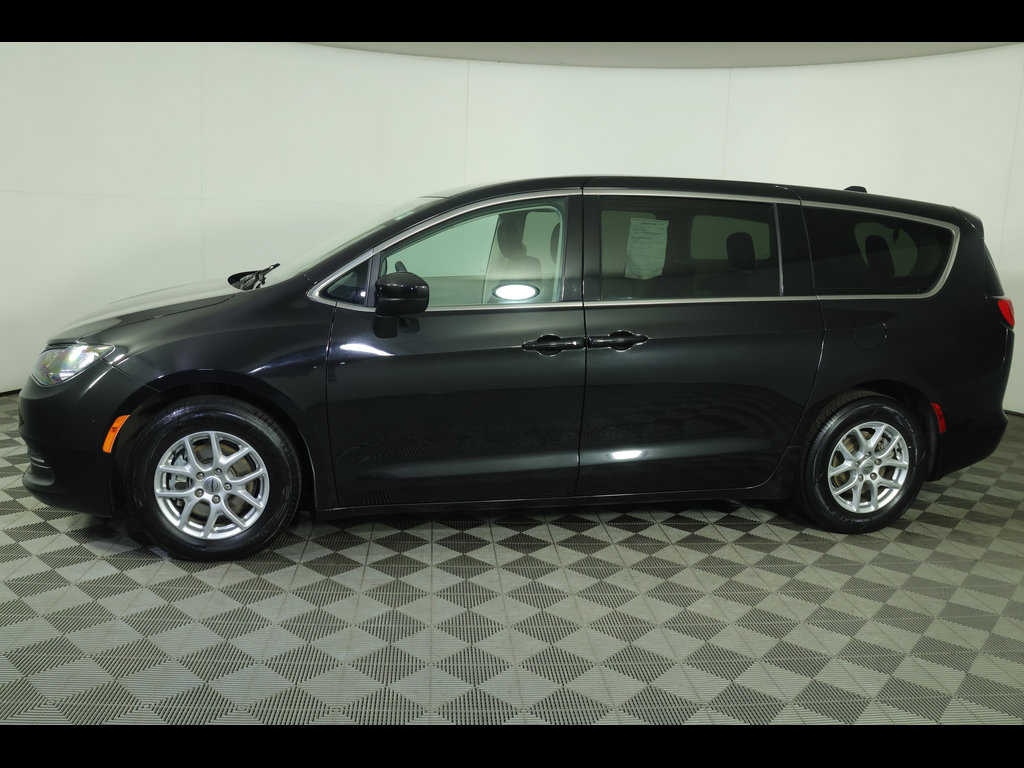 Used 2023 Chrysler Voyager LX FWD image 12