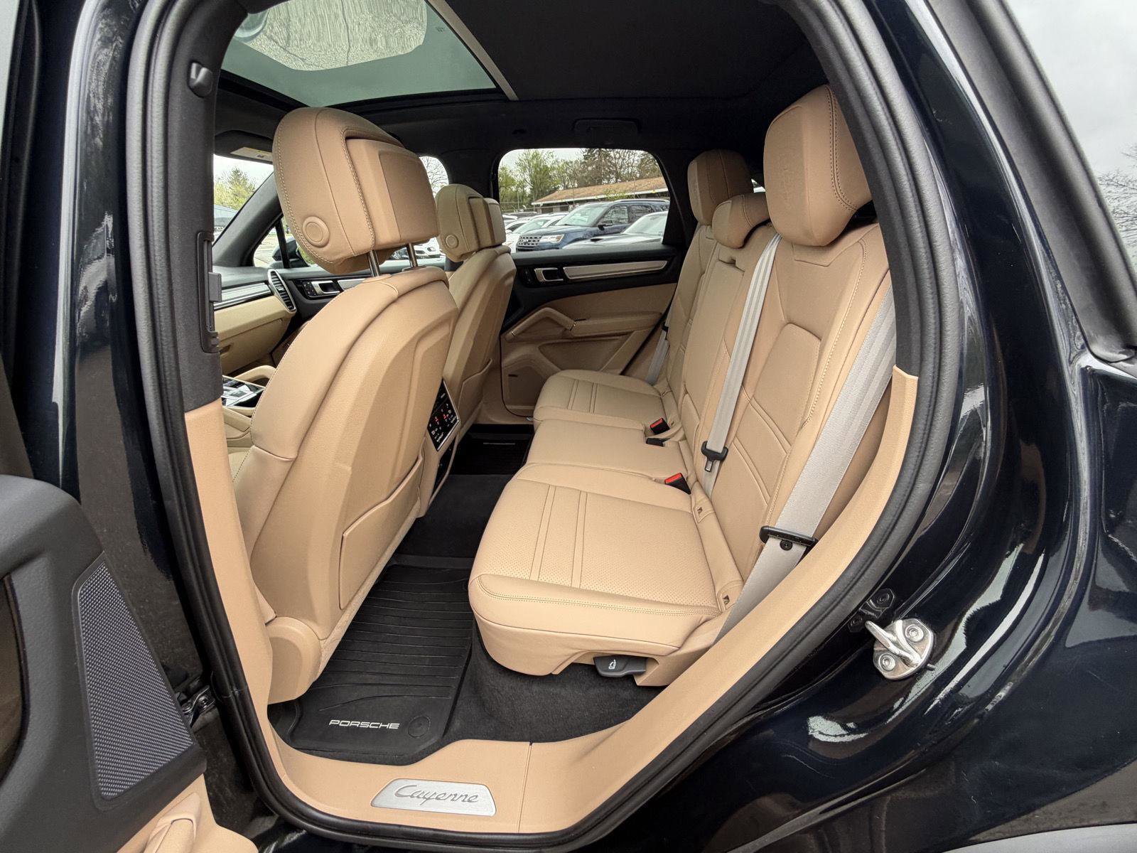 Used 2023 Porsche Cayenne S Platinum AWD/4WD image 27