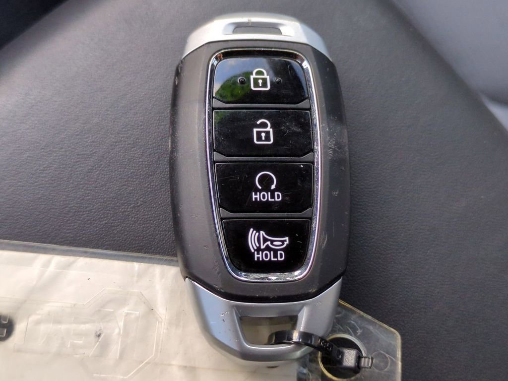 Certified 2025 Hyundai Venue SEL image 28