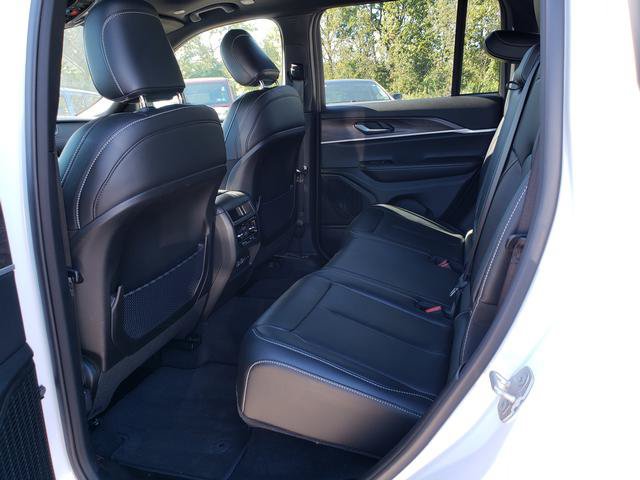Used 2025 Jeep Grand Cherokee Limited w/ Black Appearance Package AWD/4WD image 12