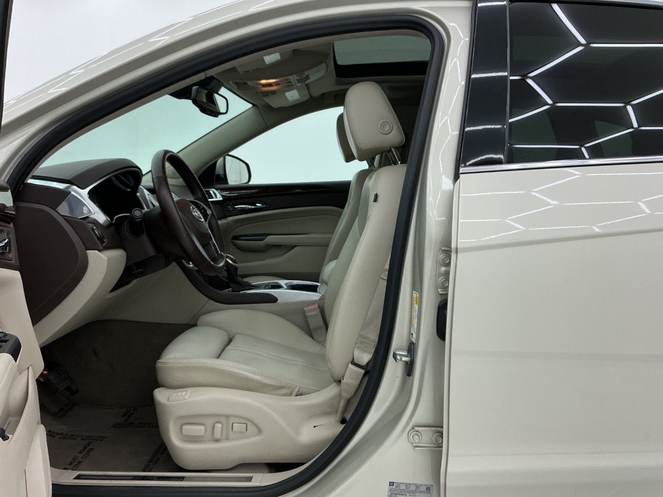Used 2014 Cadillac SRX Luxury w/ Driver Awareness Package FWD image 14