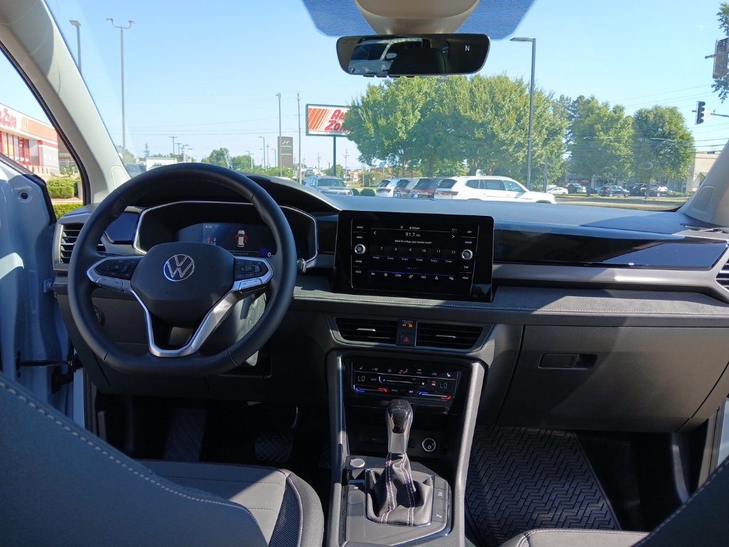 New 2027 Volkswagen Taos SE FWD image 23