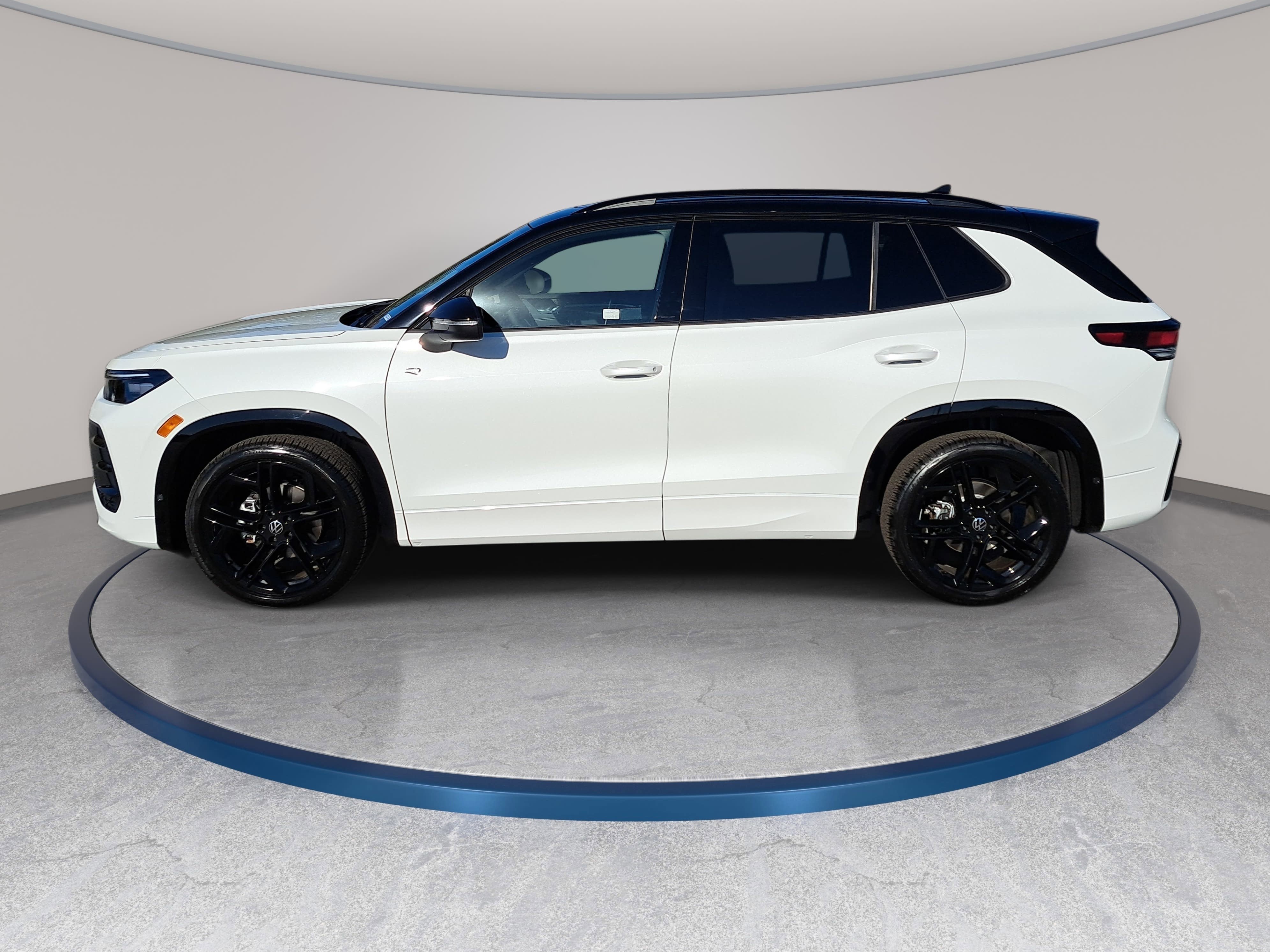 New 2026 Volkswagen Tiguan SE R-Line FWD image 8
