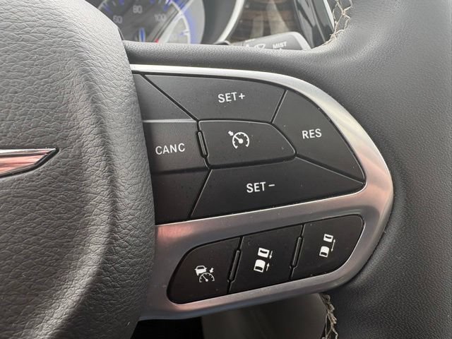 Used 2023 Chrysler Pacifica Limited FWD image 28