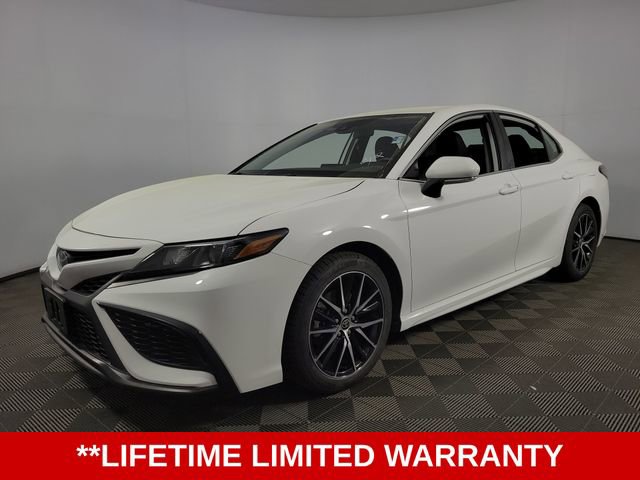 Used 2023 Toyota Camry SE image 3