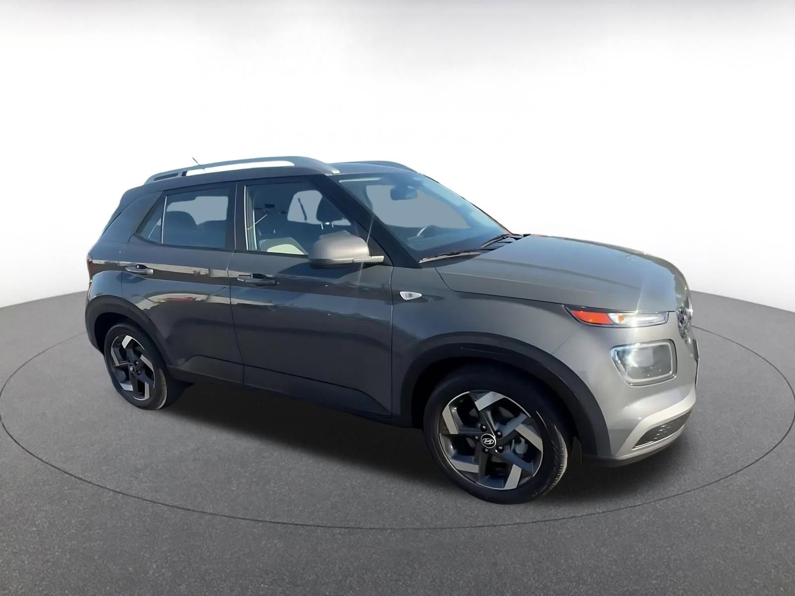 Used 2025 Hyundai Venue SEL image 2
