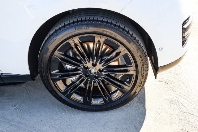 New 2025 Land Rover Range Rover SE image 9