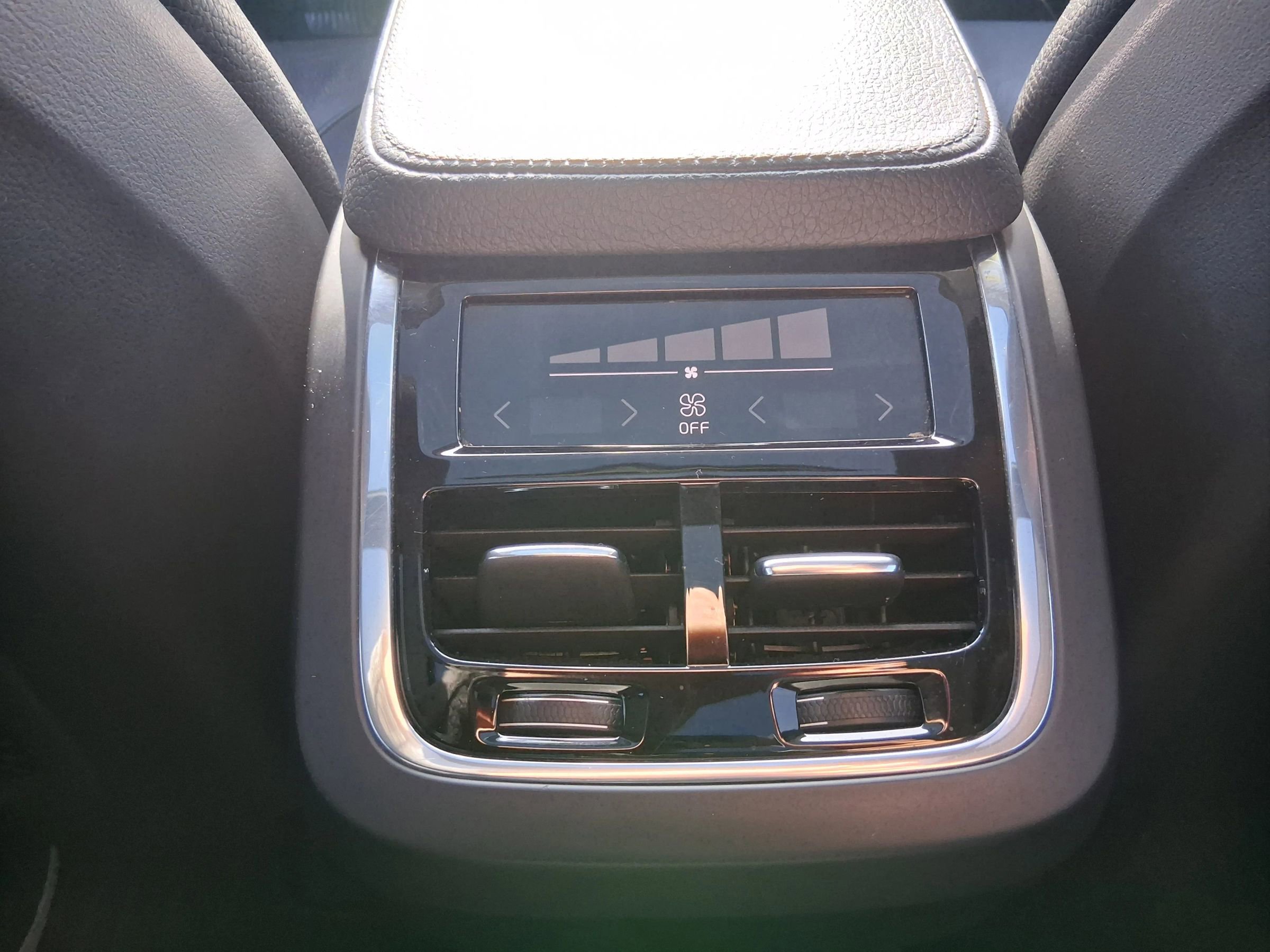 Used 2016 Volvo XC90 T6 Momentum w/ Momentum Plus Package image 17