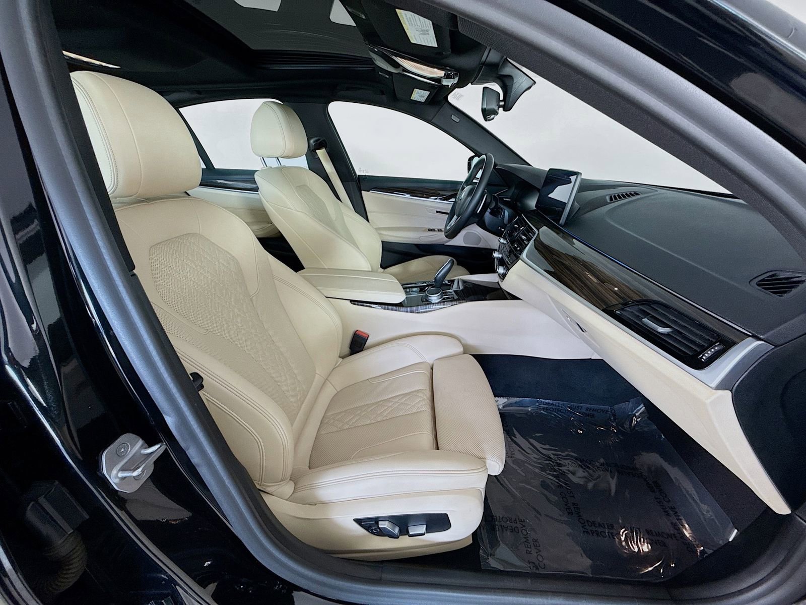 Used 2021 BMW 530e w/ Parking Assistance Package image 29