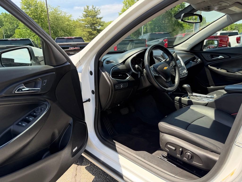 Used 2018 Chevrolet Malibu LT w/ Leather Package FWD image 19