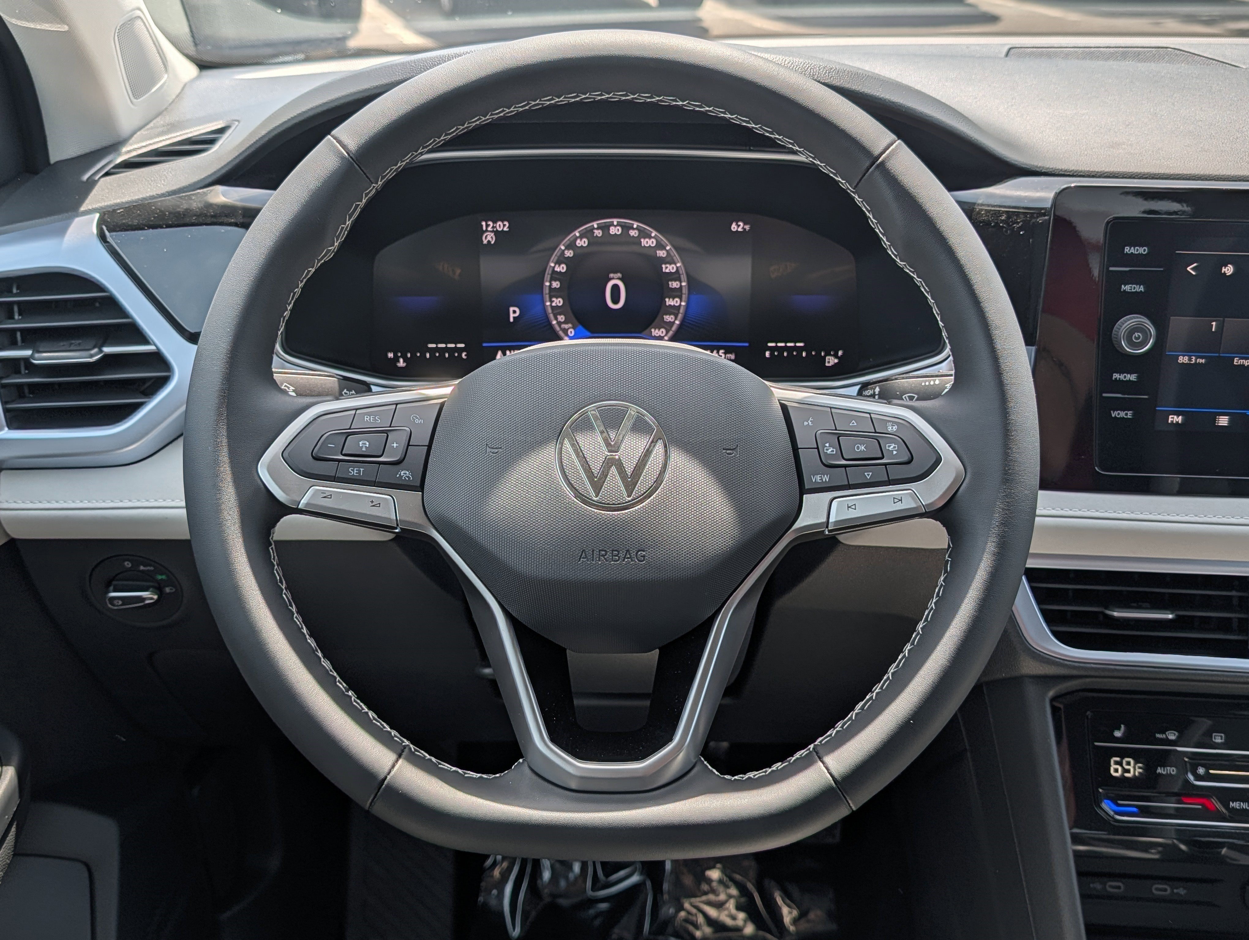 New 2026 Volkswagen Taos SE FWD image 10