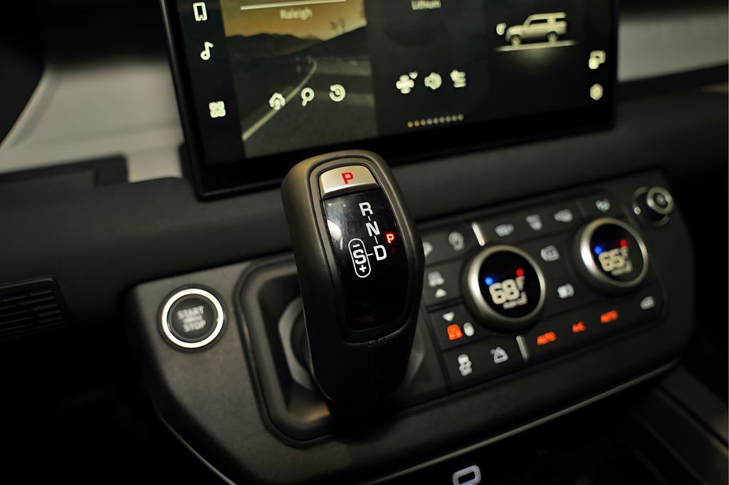 Used 2023 Land Rover Defender 130 SE image 18