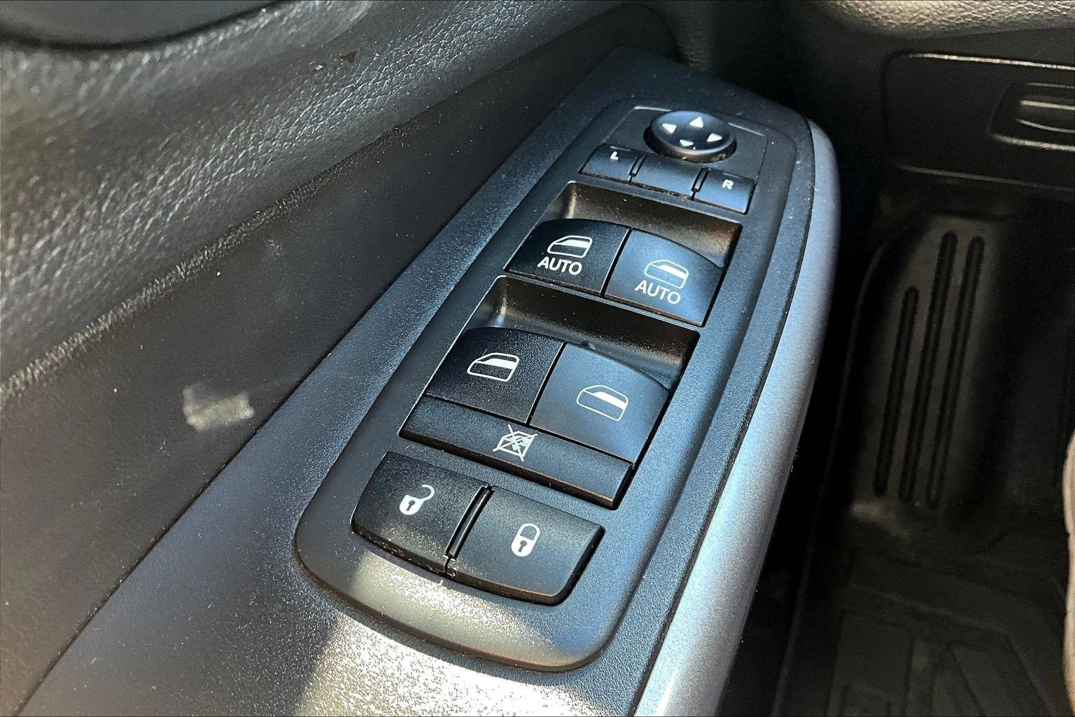 Used 2019 Jeep Cherokee Limited w/ Luxury Group AWD/4WD image 34
