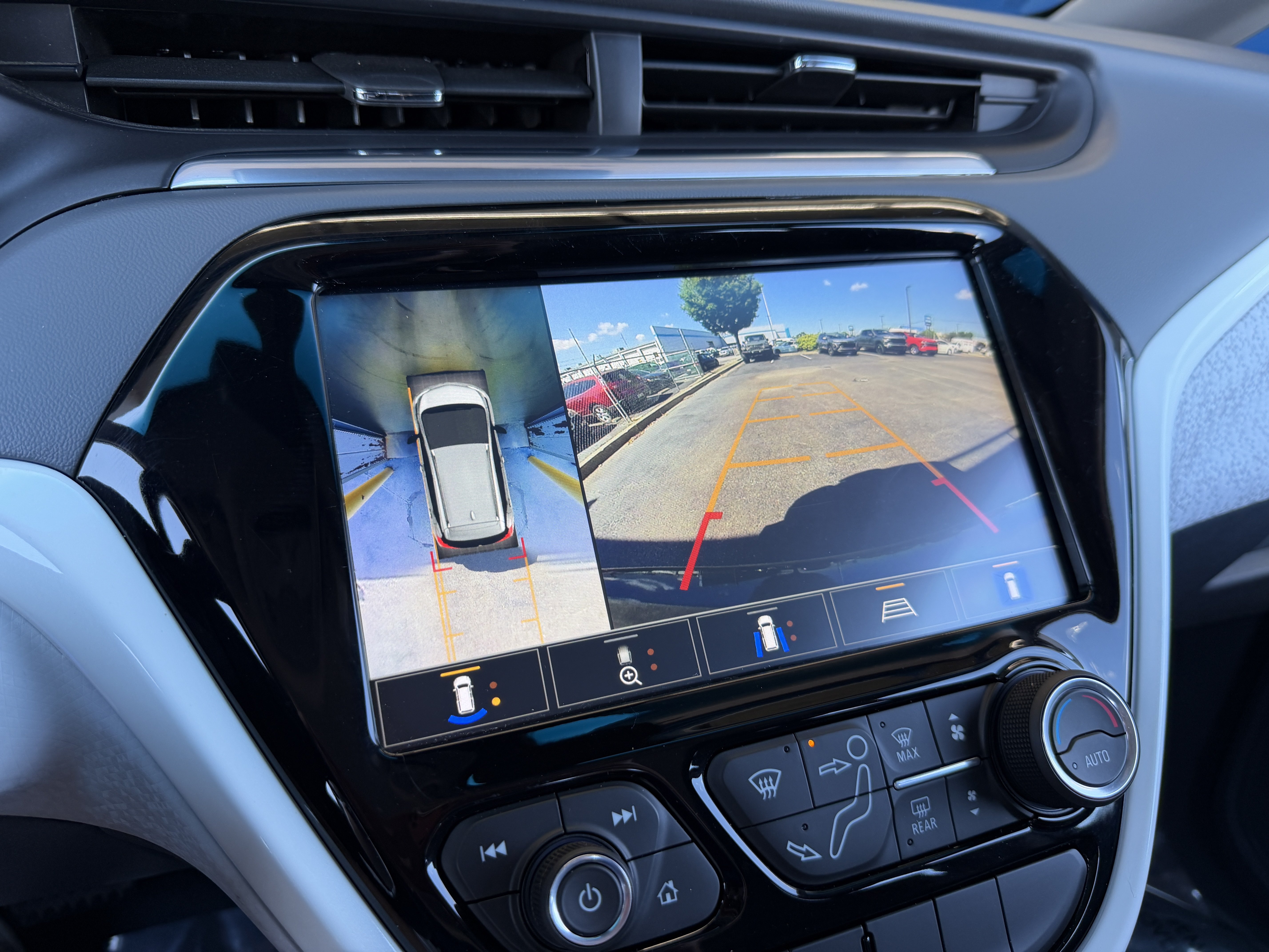 Used 2020 Chevrolet Bolt Premier w/ Infotainment Package FWD image 20