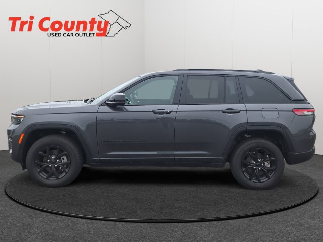 Used 2025 Jeep Grand Cherokee Altitude AWD/4WD image 4