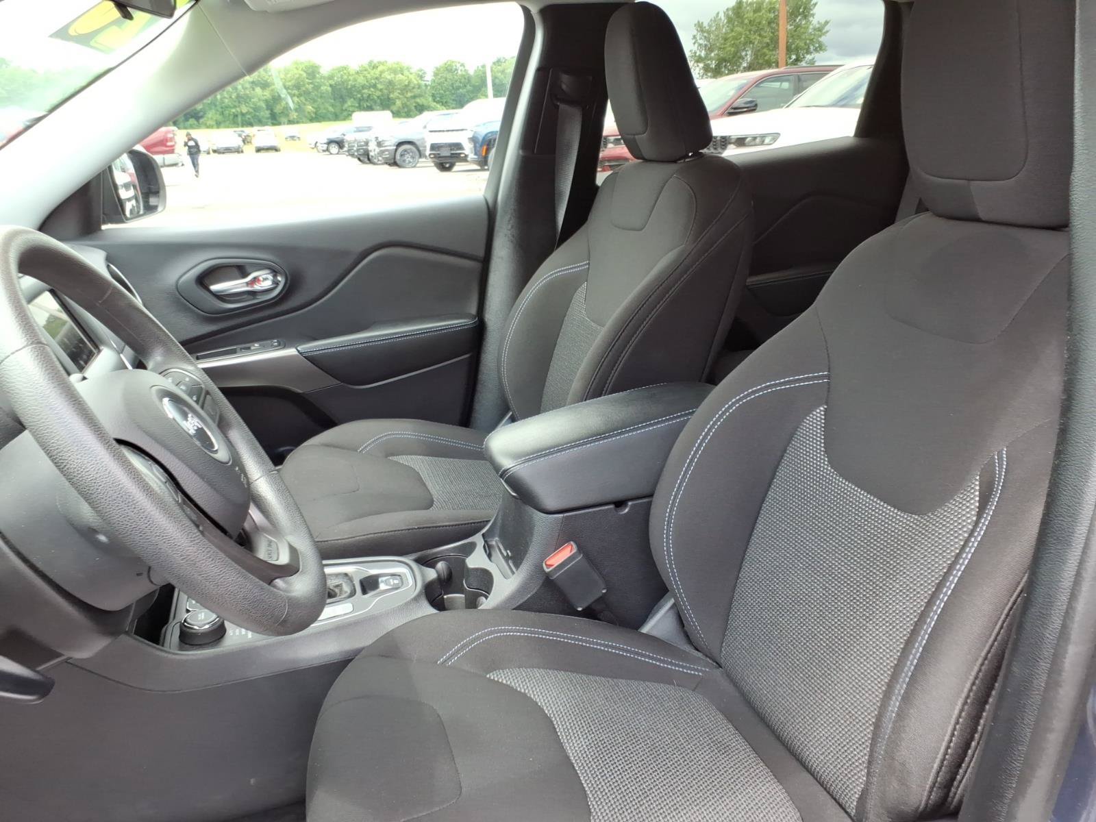 Used 2020 Jeep Cherokee Latitude AWD/4WD image 13
