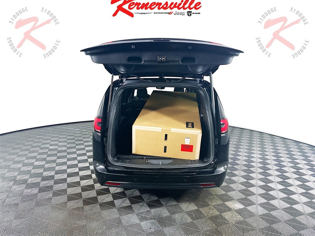 New 2025 Chrysler Pacifica Select w/ Uconnect Theater Family Group image 16