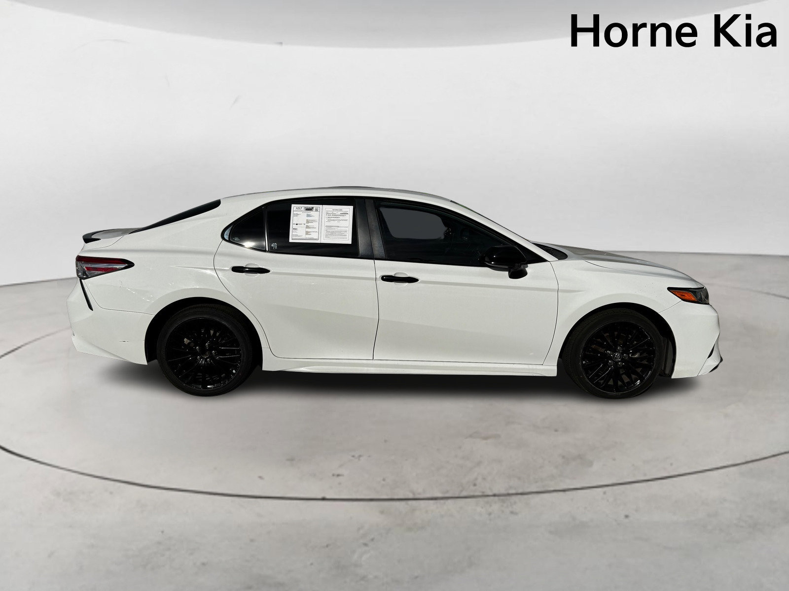 Used 2020 Toyota Camry SE image 3