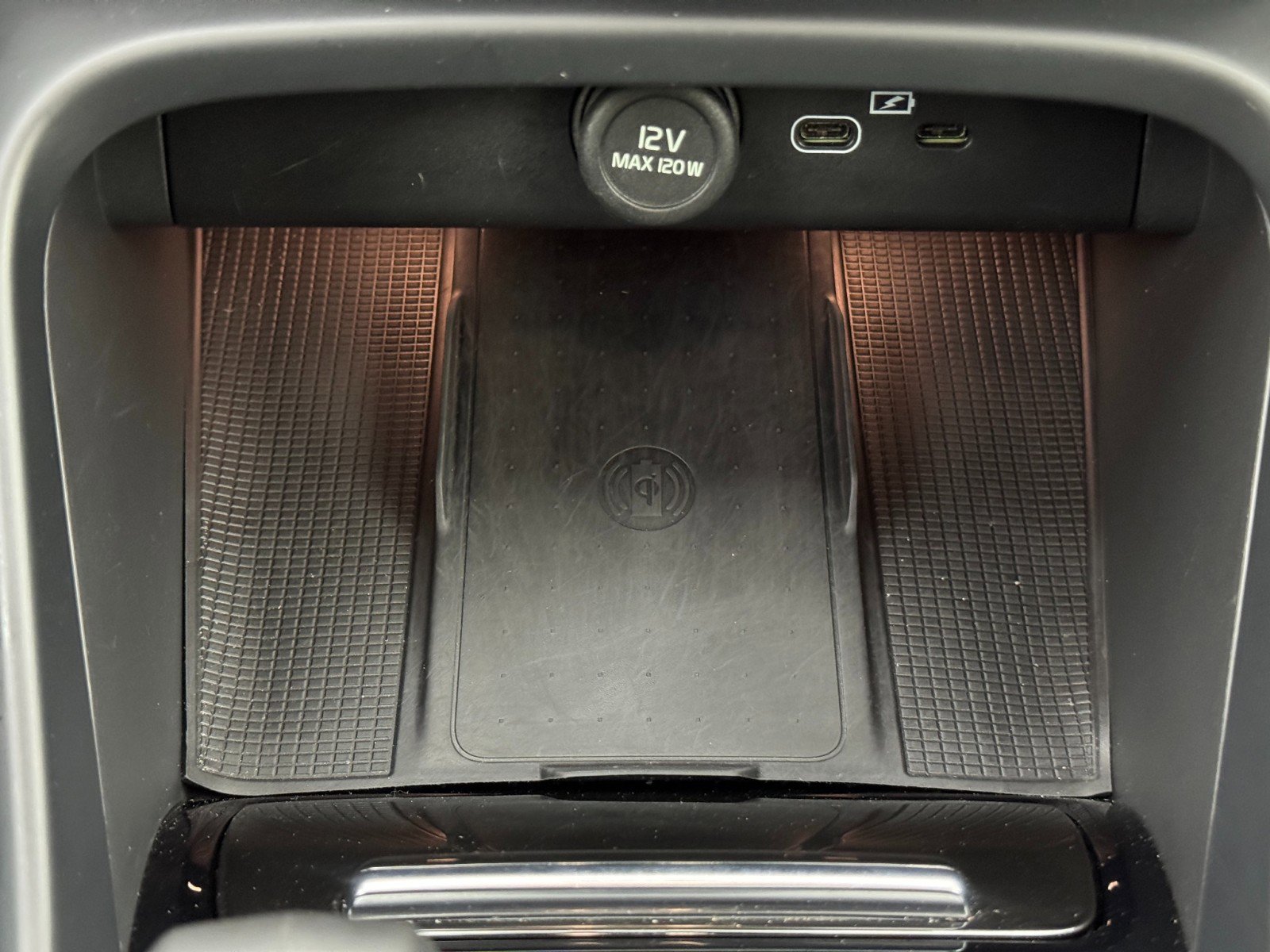 Used 2024 Volvo XC40 Recharge Plus w/ Protection Package Premier image 29