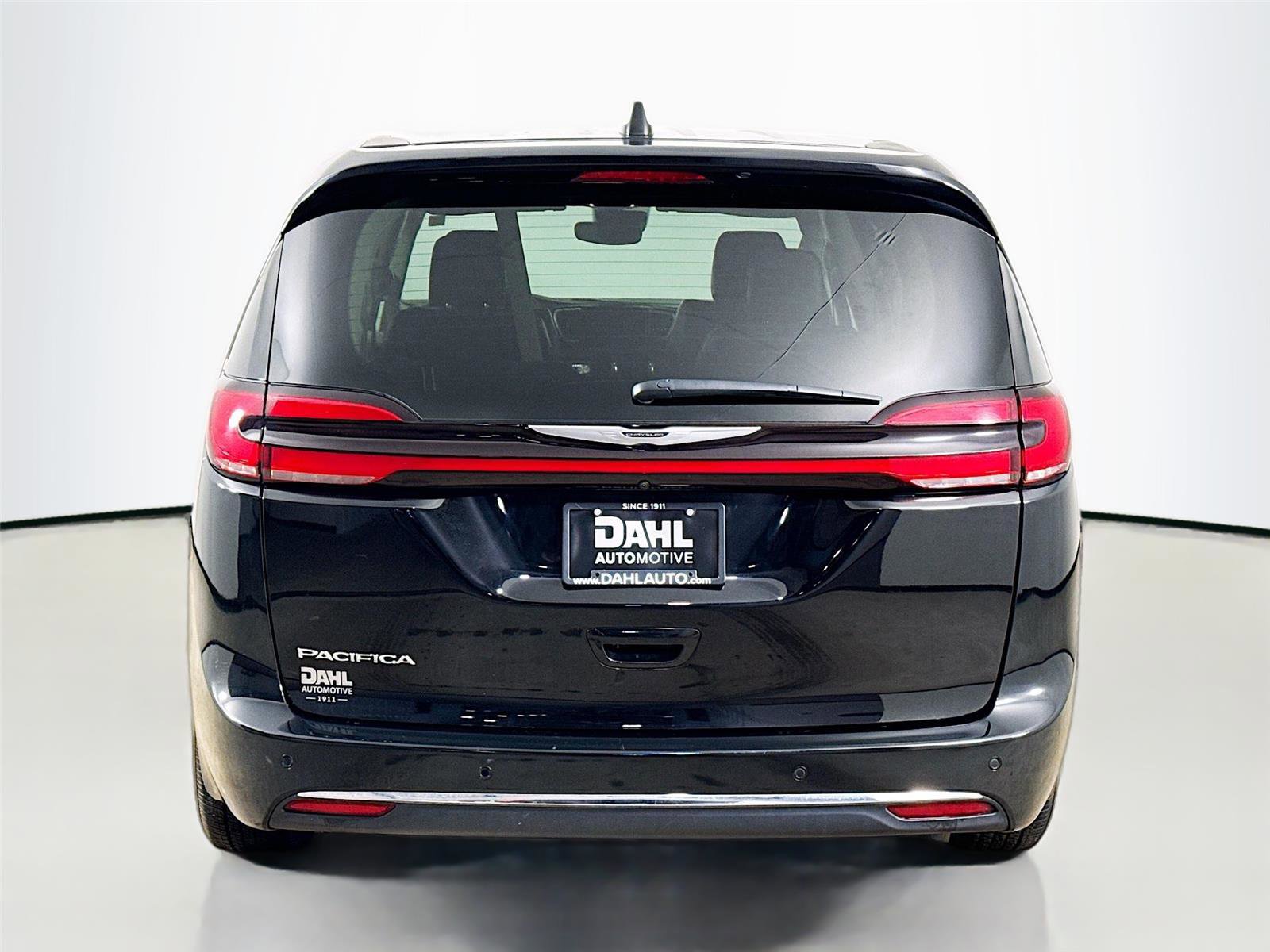 Used 2024 Chrysler Pacifica Touring-L image 6
