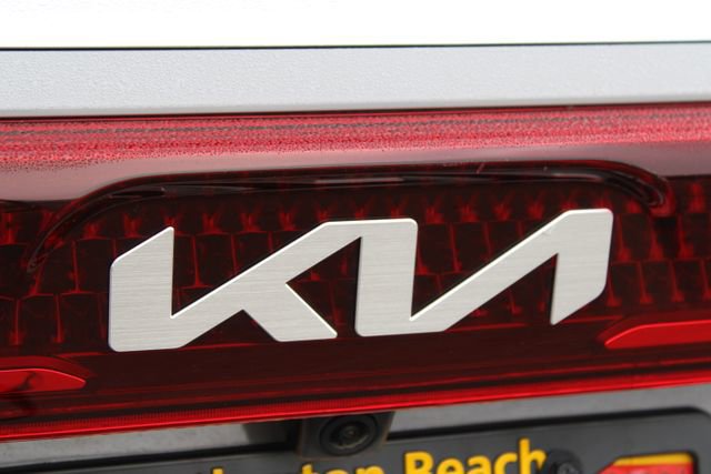 Used 2024 Kia Carnival EX image 6