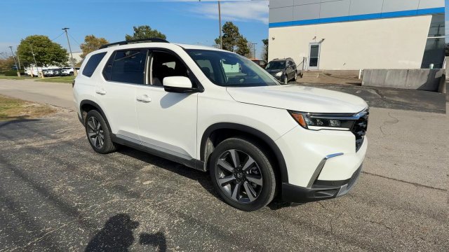 Used 2025 Honda Pilot Touring image 2