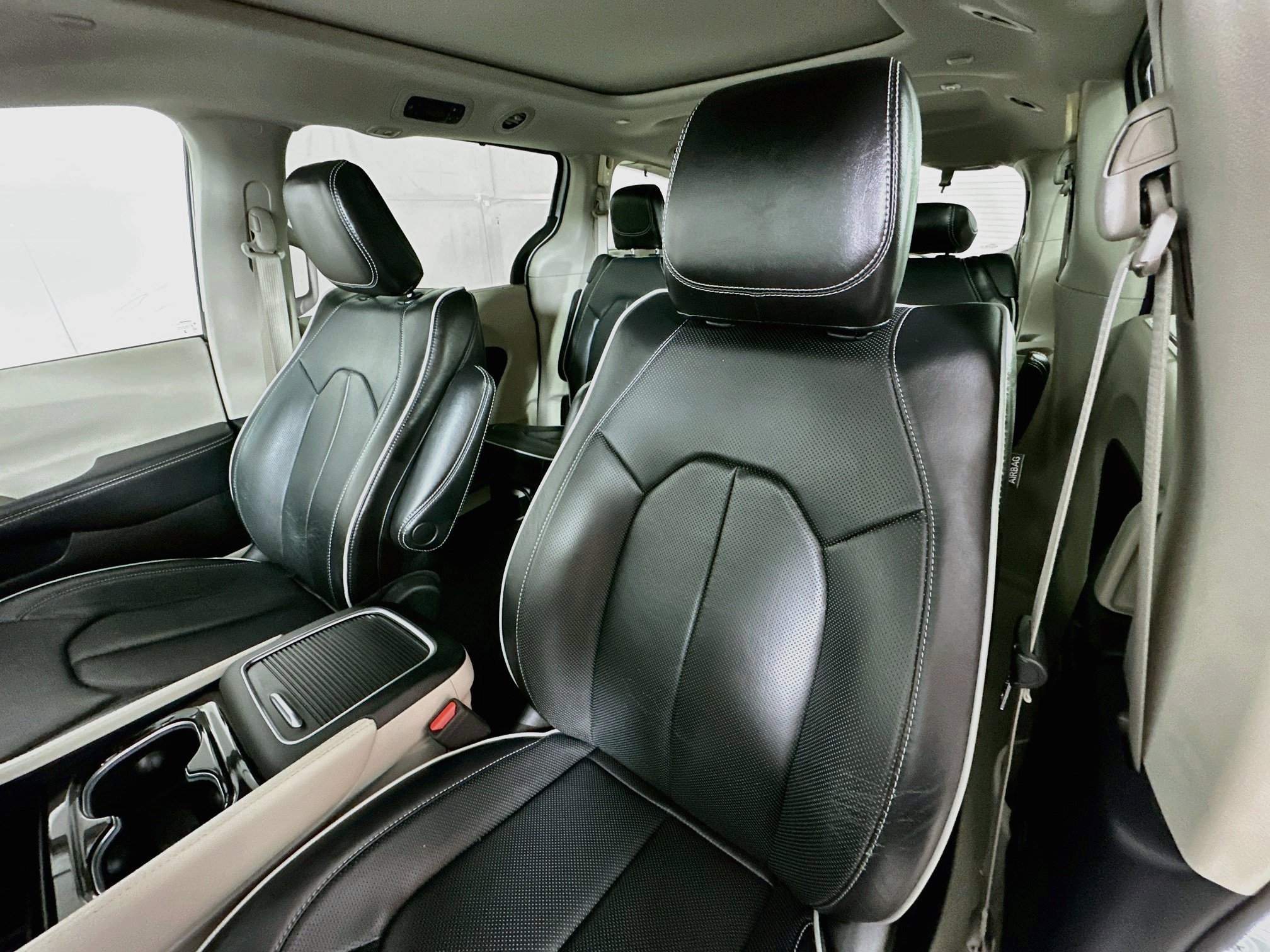 Used 2024 Chrysler Pacifica Limited FWD image 20