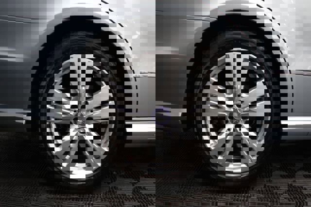 Used 2013 Mercedes-Benz E 400 Sport Sedan w/ Premium 1 Pkg image 5