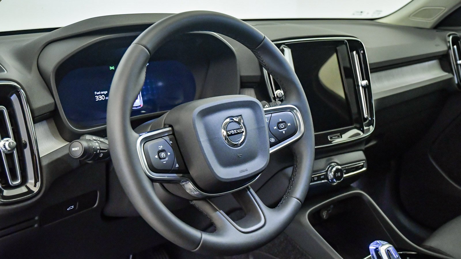 Certified 2025 Volvo XC40 B5 Plus w/ Climate Package image 29