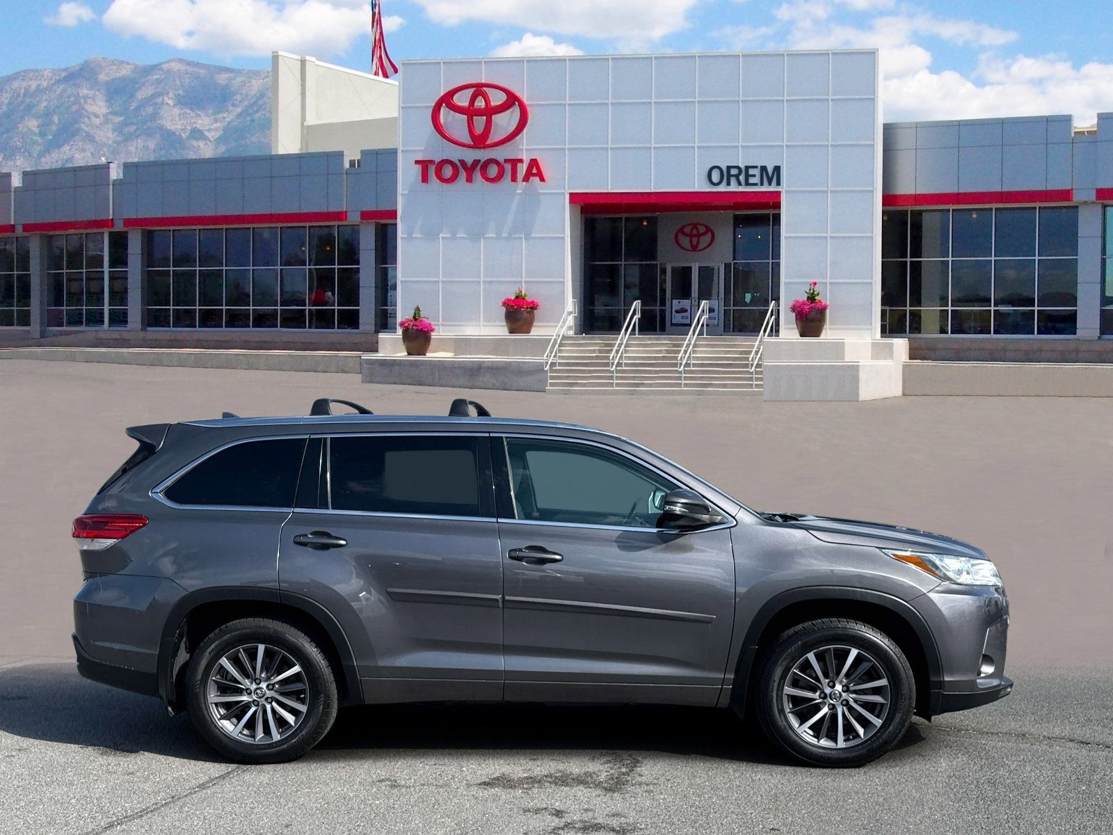 Used 2018 Toyota Highlander XLE AWD/4WD image 3