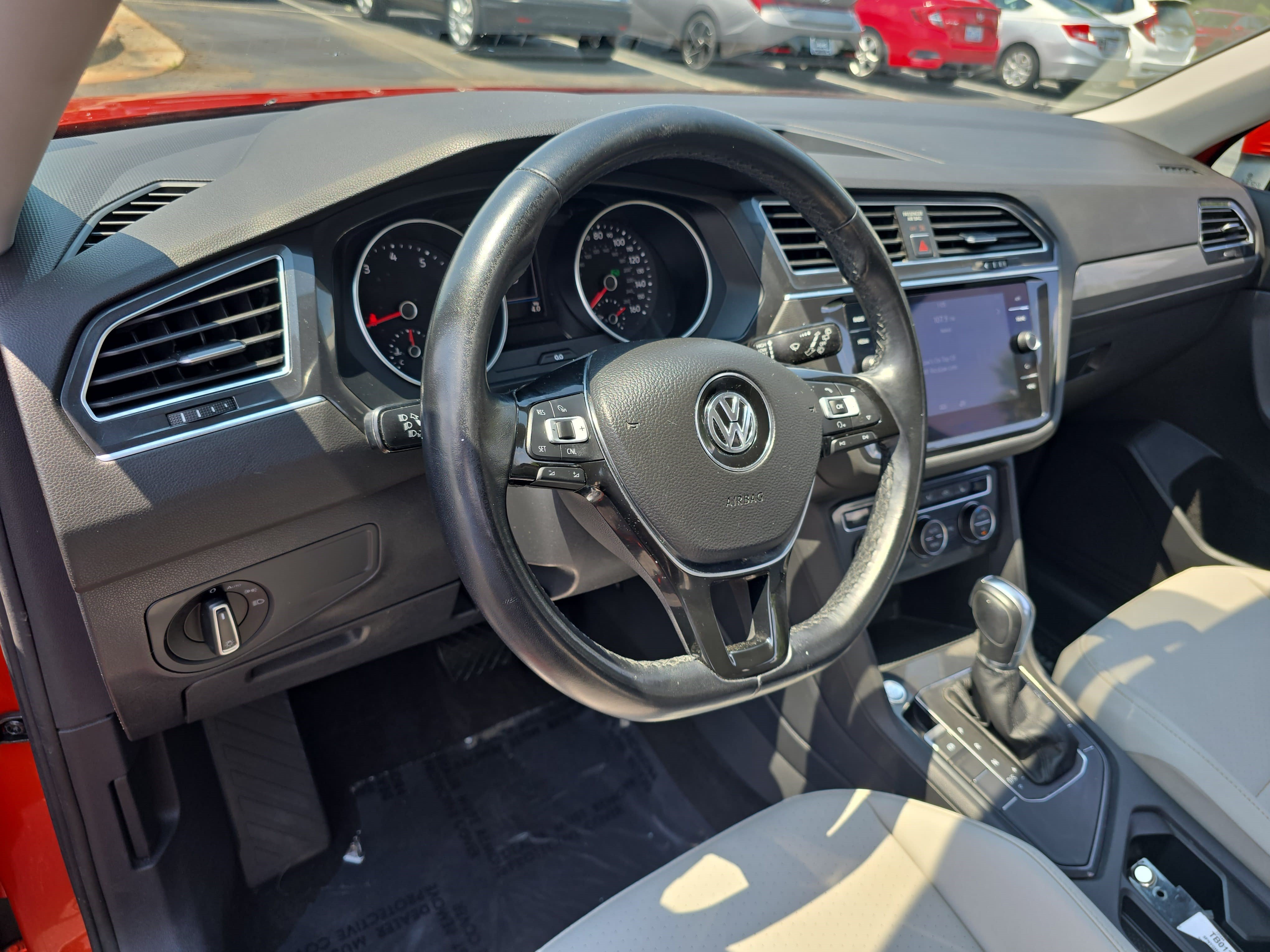Used 2018 Volkswagen Tiguan SE w/ Panoramic Sunroof Package FWD image 16