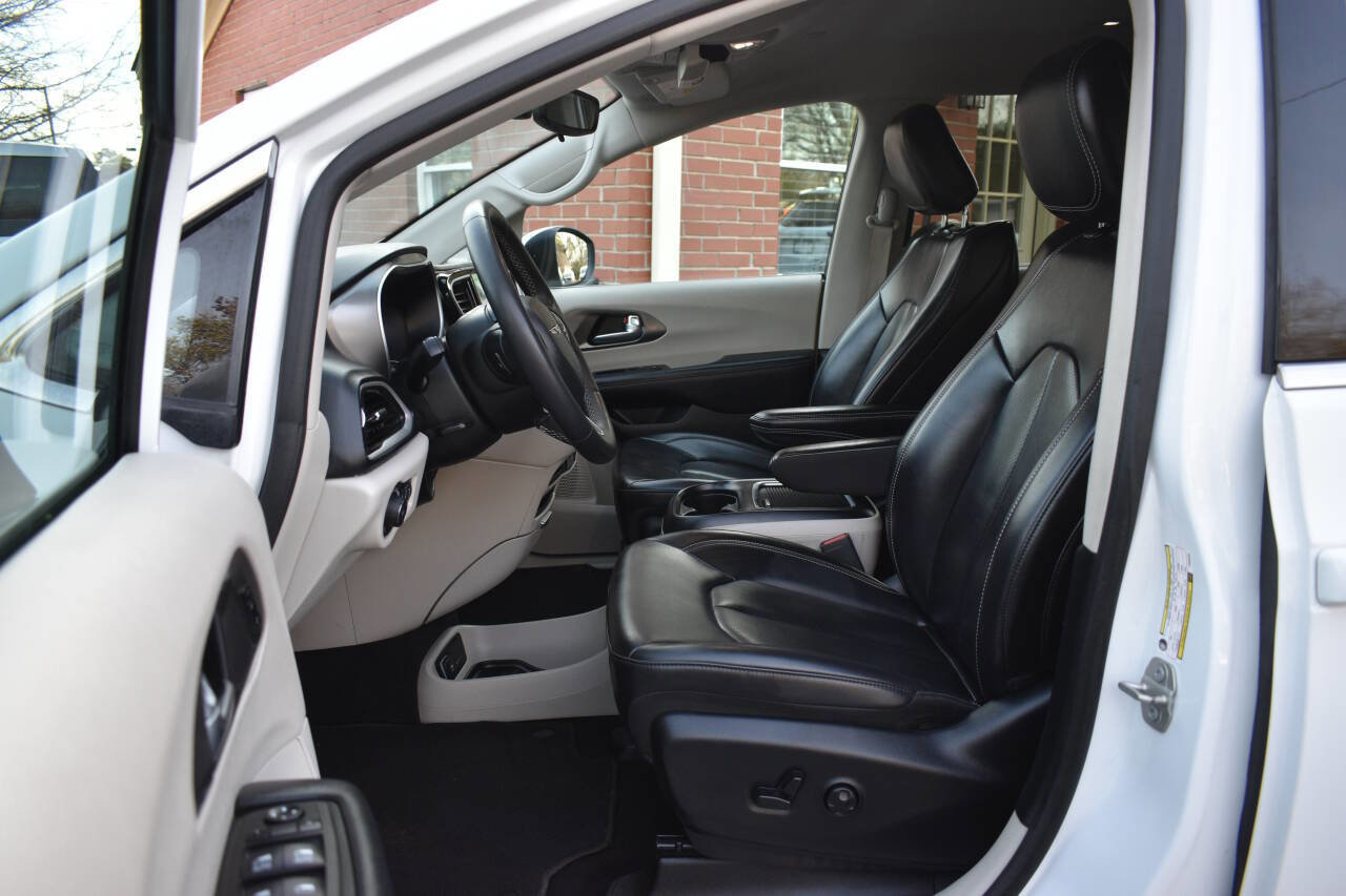 Used 2023 Chrysler Pacifica Touring-L image 7