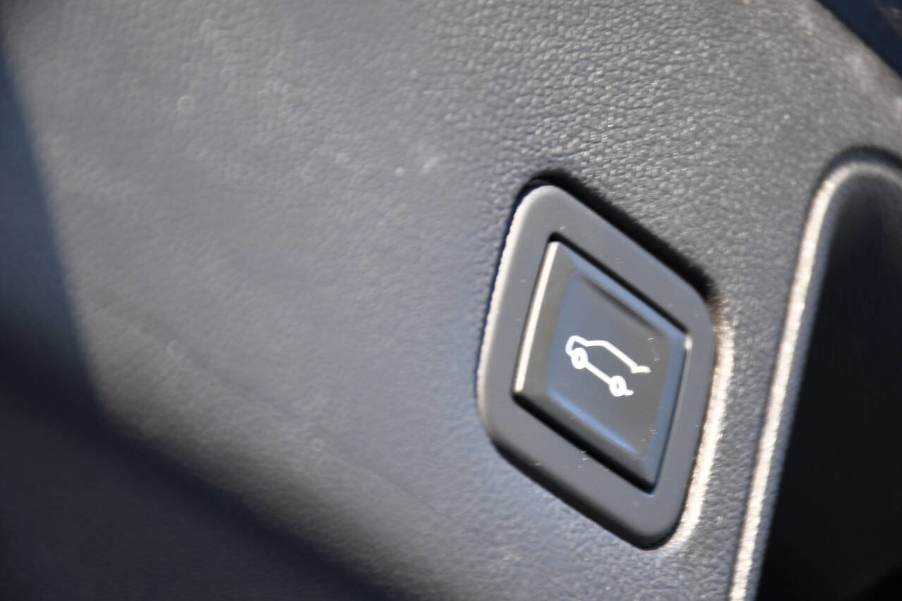 Used 2021 GMC Terrain SLT w/ Elevation Edition image 19