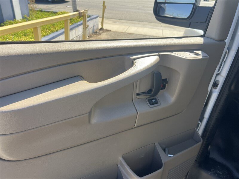 Used 2014 Chevrolet Express 2500 RWD image 12