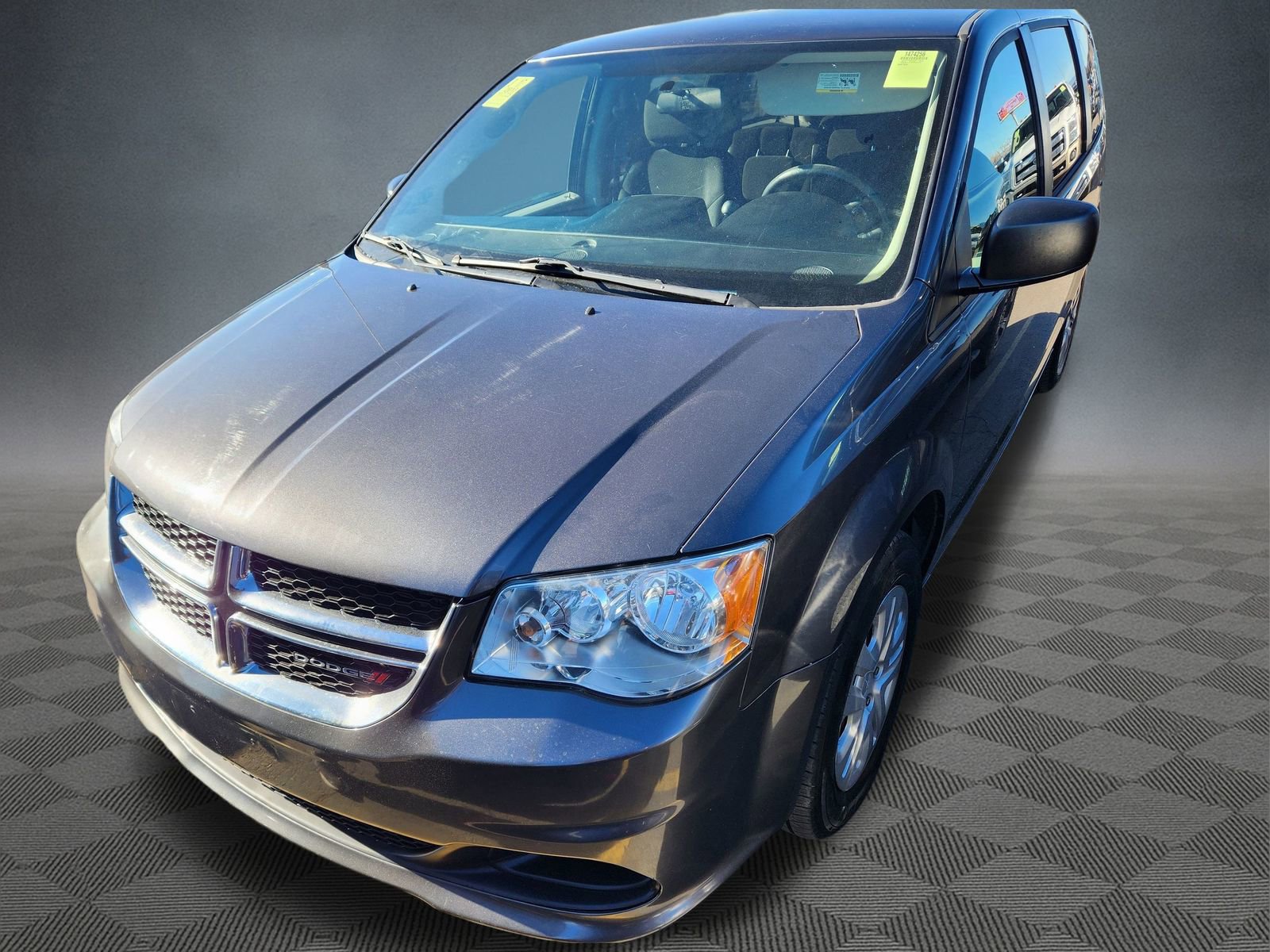 Used 2018 Dodge Grand Caravan SE image 3